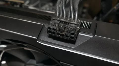 RTX 5090'da DLSS 5 testi sonrası eriyen güç konnektörü bildirildi haberi için görsel
