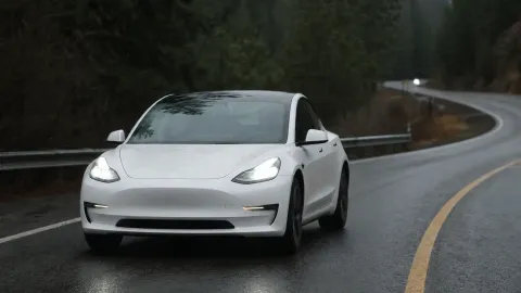 Tesla, manuel sürüşte direksiyona müdahale eden yeni güvenlik özelliğini açtı haberi için görsel